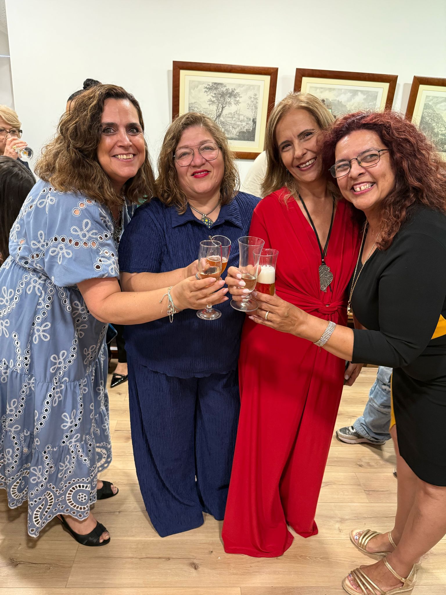 Estúdio de Podcast Elitte Studyo POWERED BY EUROPEAN STARTUP INSIDER MUHAMMAD FAROOQ RATHOD HAPPY TEAM